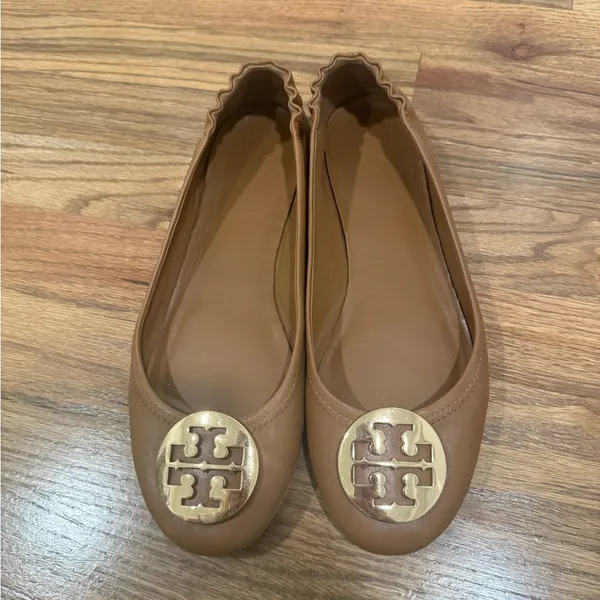 Tory Burch Minnie Ballet Flats- tan with gold logo - Image 6