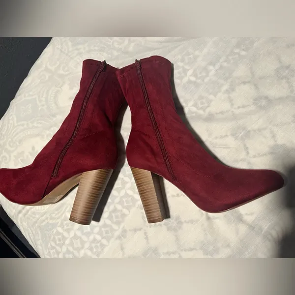 Chic burgendy Suede Heeled Boots Red Size 7.5 - Image 6