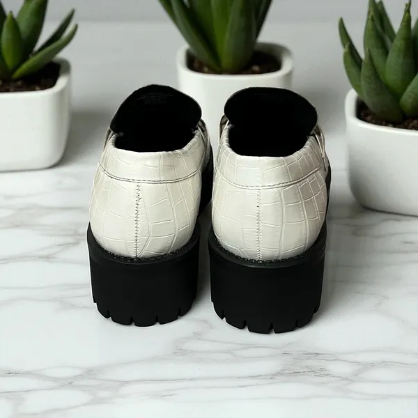 Steve Madden Lug‎ Sole Loafers Size 7.5 White Croc Embossed Hardware Accents - Image 4