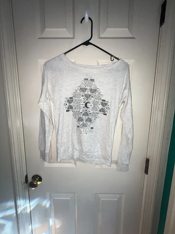 Billabong Women's Heathered Grey Long Sleeve Graphic Pullover Sweater - Image 2