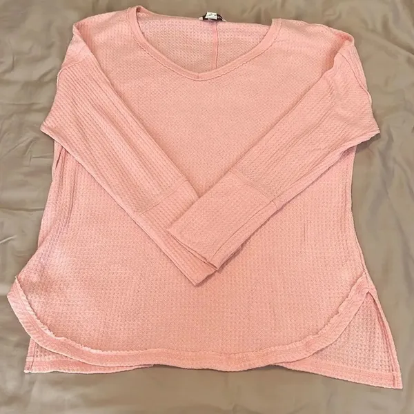Vintage America szM 3/4 sleeve thermal hem is round in front square in back GUC - Image 2