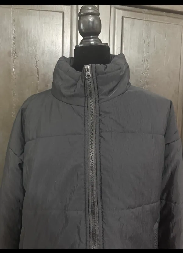 SHEIN Black puffy zip up Oversized coat w/bag - Size Medium. ***Refer to measurements. Fun oversized warm, lightweight and comfy. Gently warn & Excellent condition. Measurements approximately 24” from armpit to armpit x 23” long. Non-smoking home. priced to sell at as is condition. Don’t like my price, make reasonable offer! And thank you for checking my closet. - Image 2