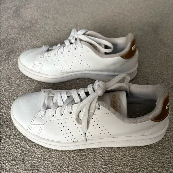 Women’s Adidas Essentials Advantage Shoes white/gold - Image 4