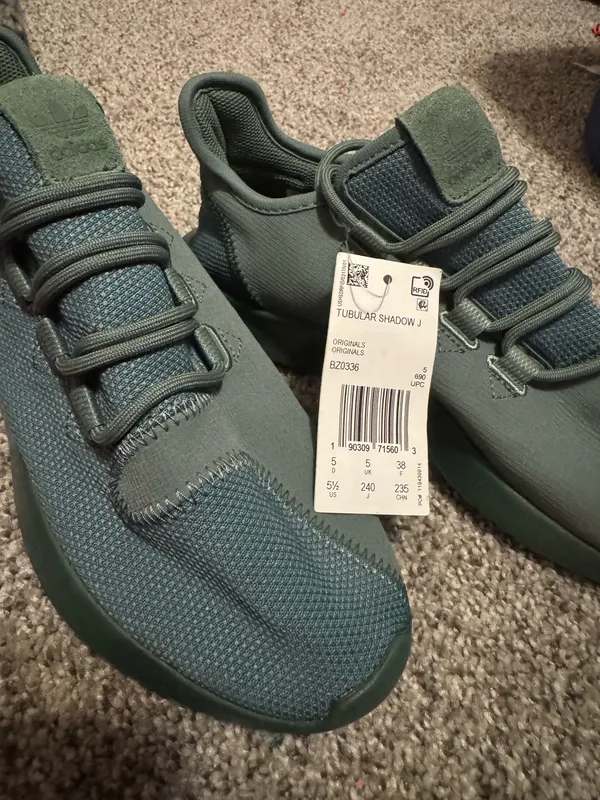 Adidas Shoes Tennis boys 5.5 - Image 13