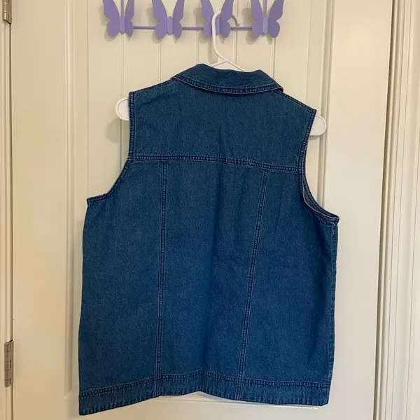 Vintage T‎ & Company women’s medium wash blue denim embroidered button up vest - Image 5