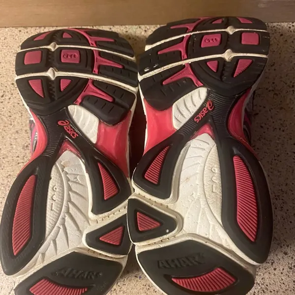 ASICS women's sneakers size 8 gray and red. - Image 5