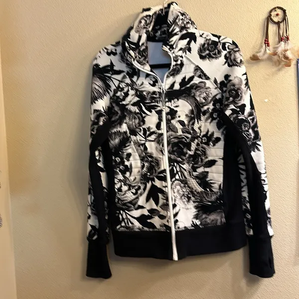 Lululemon Calm & Cozy Jacket Brisk Bloom Black White / White / Black Size 8 - Image 7