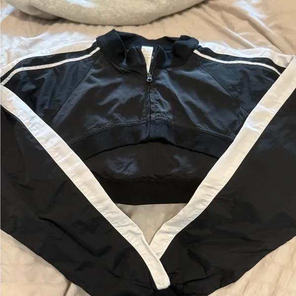 NWOT Alo Shrug - Image 2