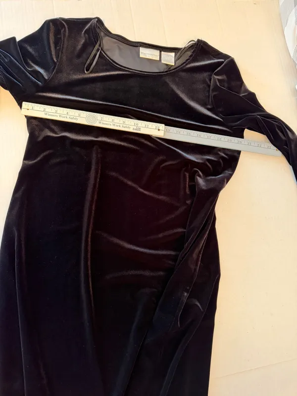Vintage Black Velvet Midi Dress with Scoop Neck - Women - Image 5