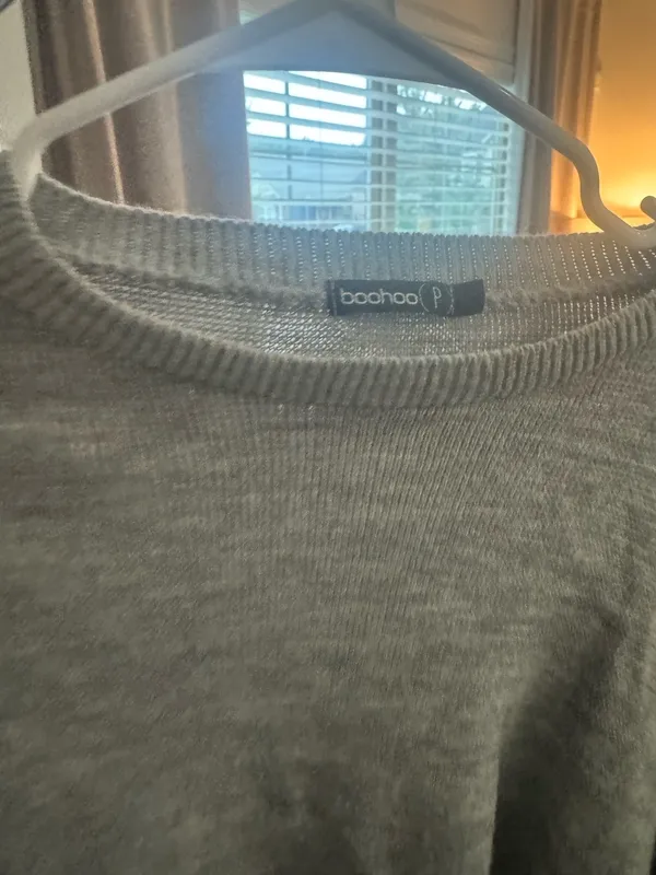 Boohoo cropped grey sweater  - Image 3