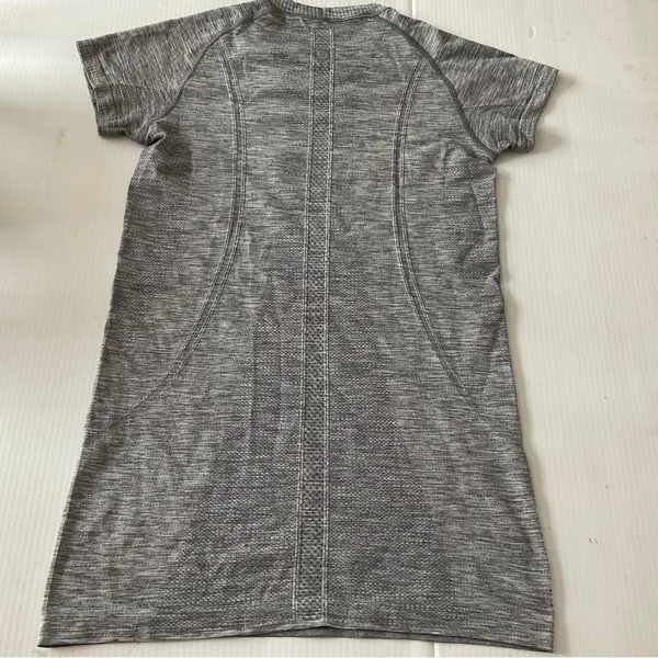 Lululemon Swiftly Tech Short Sleeve Crew Slate / White T Gray T Shirt Women Sz 8 - Image 7