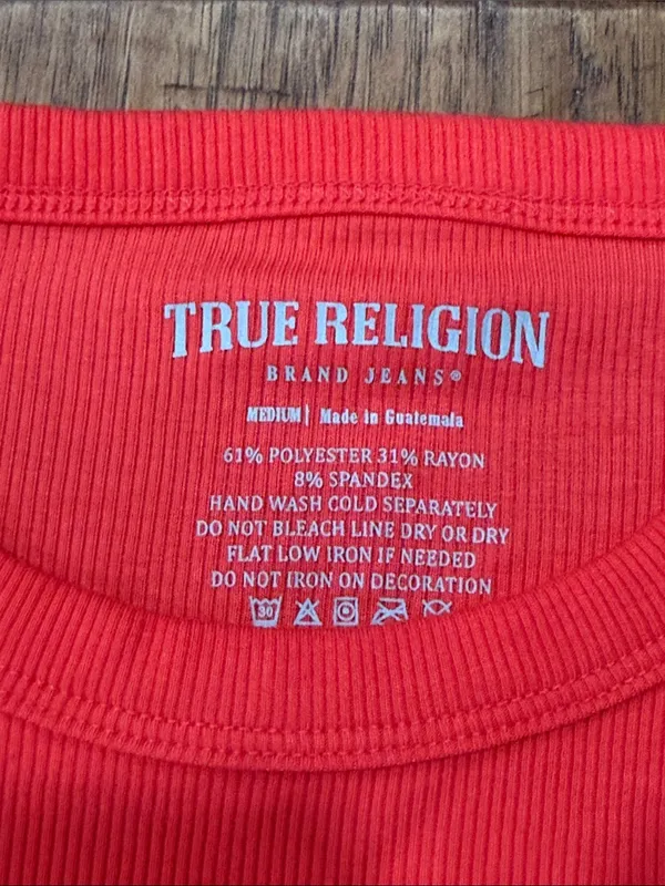 True Religion NWOT Red Ribbed Crystal Design Tshirt size Medium - Image 4