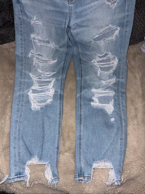 American Eagle Ripped Mom Jeans, Size 6 Short - Image 3