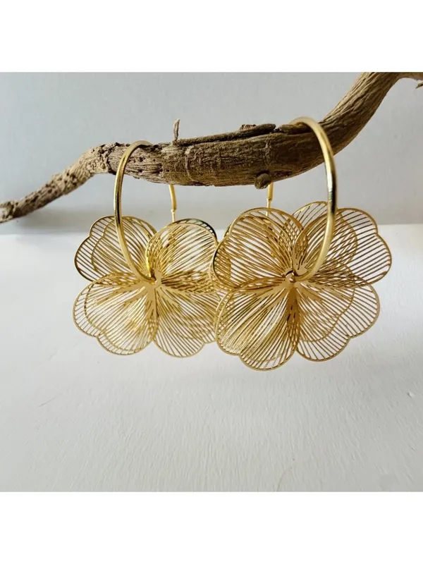 Anthropologie Gold plated hollow floral wire hoop earrings Large Vintage Style Womens Jewelry - Image 3