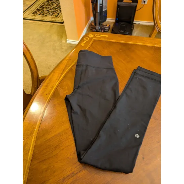 Women's Lululemon Speed Up Crop black leggings 21" size 4 - Image 4