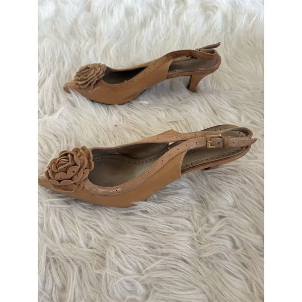 Adrienne Vittadini Women's Tan Suede‎ Floral Slingback Heels - Image 3