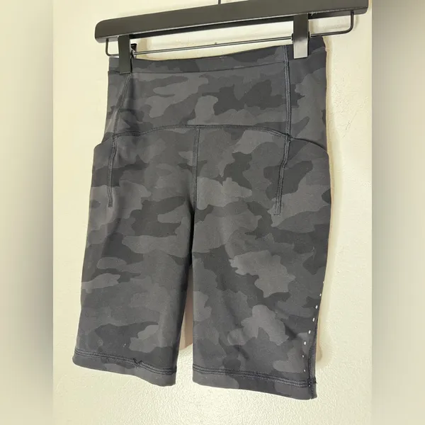 Lululemon Black Camp Side Pocket Pockets Biker Shorts‎ Size 2 - Image 3