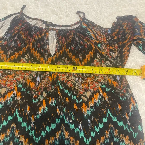 Cupio chevron multi color cold shoulder top shirt woman’s medium - Image 7