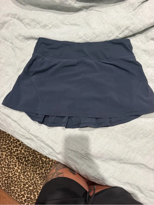 Lululemon circuit breaker skirt sz 6 dark navy/ charcoal - Image 3