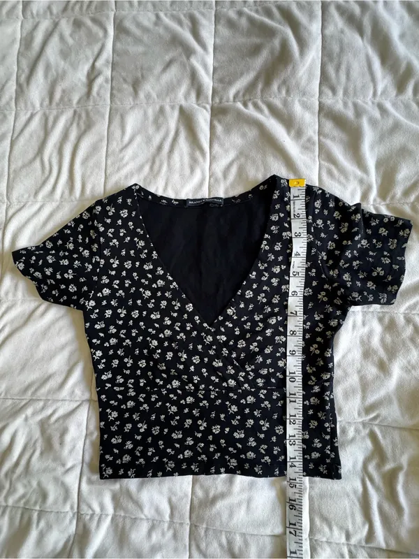 Brandy Melville Navy Floral Crop Top - Image 9