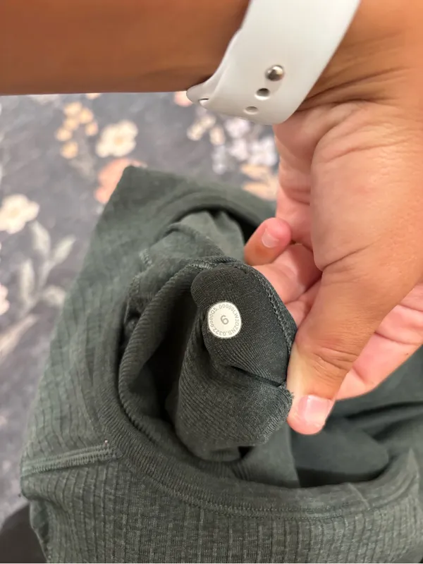 Lululemon Ribbed Long Sleeve Cropped Size 6 - Image 2
