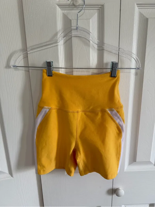 Beyond Yoga Spacedye Top Line Biker Short Yellow/White Extra Small - Image 2