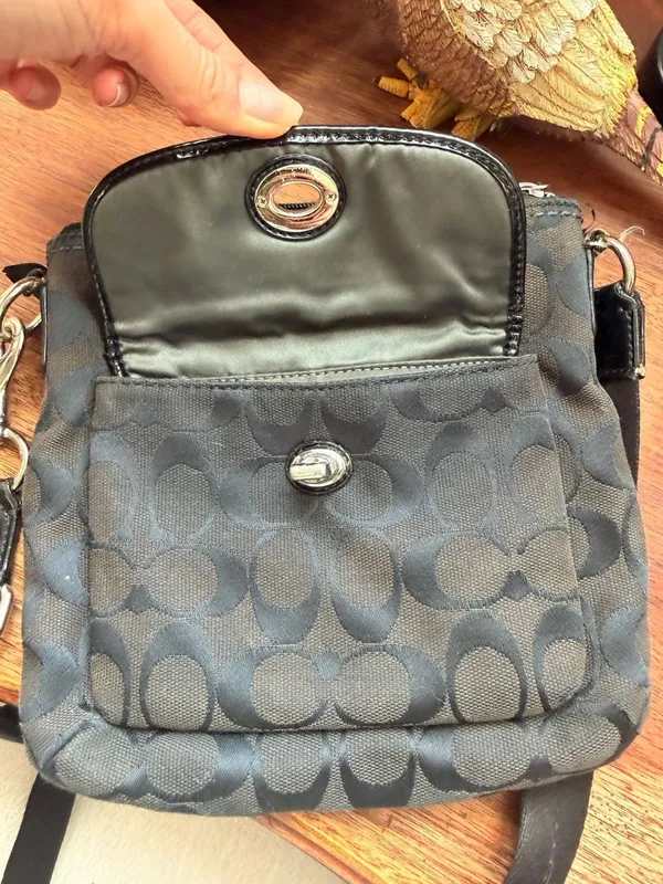 Coach Bag Signature C Crossbody Black Bag Silver Turnlock Adjustable Strap - Image 4