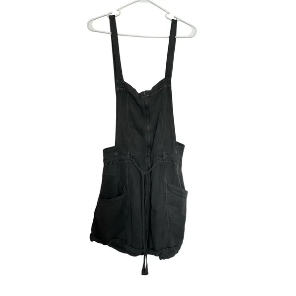 Free People Overall Shorts In dark grey featuring a zipper closure Size Medium - Image 7