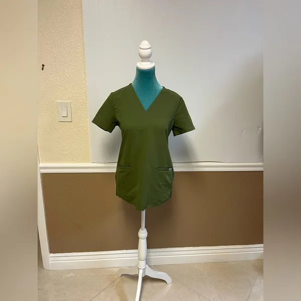 FIGS Casma Three-Pocket Scrub‎ Top Olive Green Women’s XS – Short Sleeve FIONx™ - Image 2