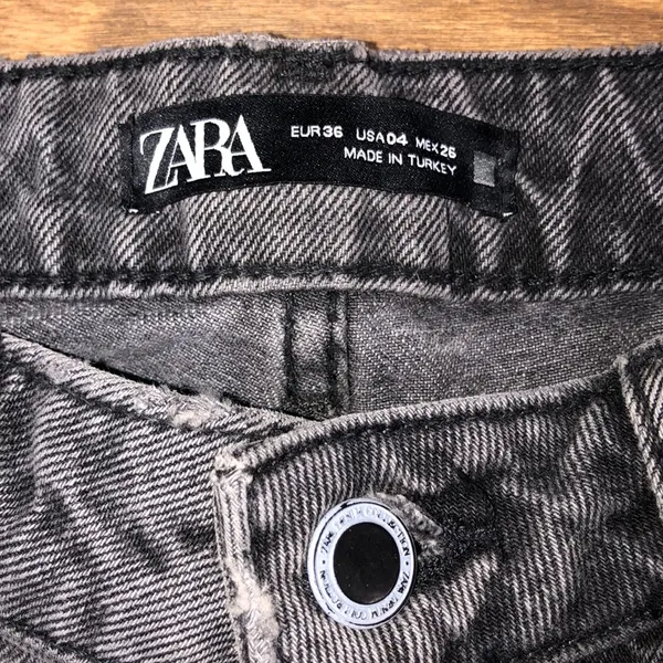 Zara size 4 grey black raw hem high rise jeans - Image 3