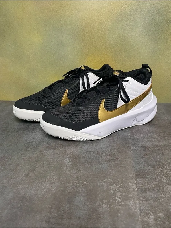 Nike Team Hustle D 10 GS Black Metallic Gold White Women's Sneakers Size 7-7.5 - Image 3