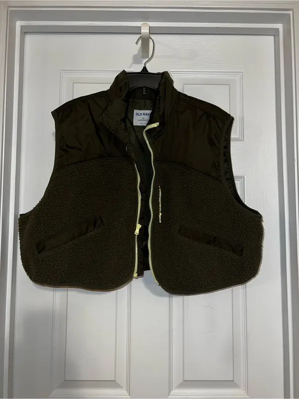 Old Navy Cropped Olive Green Sherpa Vest with Quilted Yoke and Zip Trim - Image 2