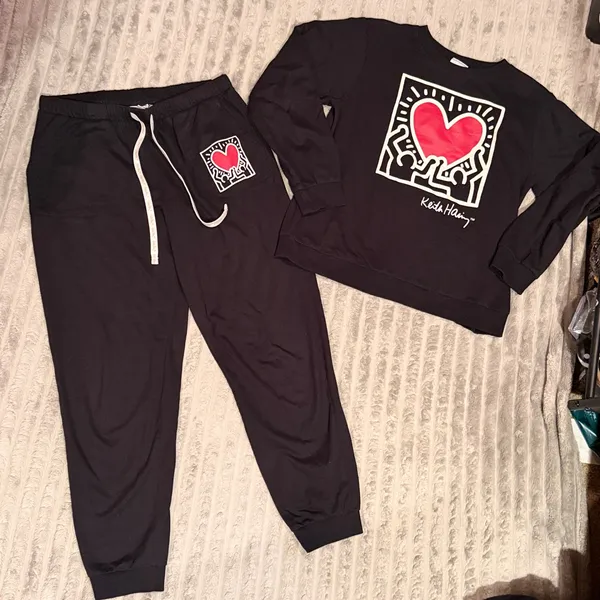 Keith Haring Heart Graphic Sweatshirt and Joggers Loungewear Set Black Small - Image 2