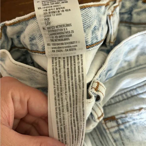 Abercrombie high rise distressed mom jeans 00S 100% cotton - Image 5