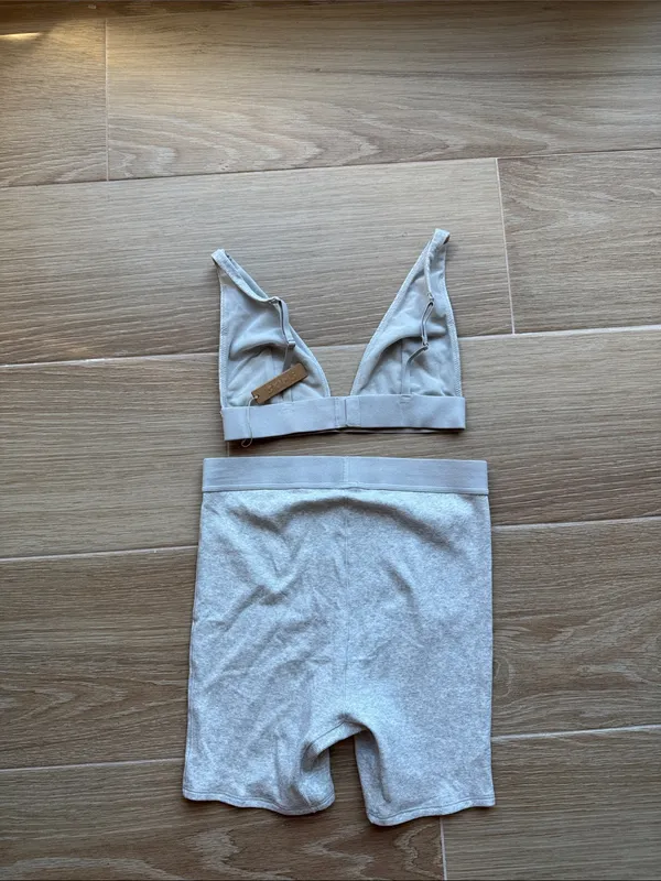 NWT SKIMS SET Light Heather Grey boxer bra set size medium - Image 6
