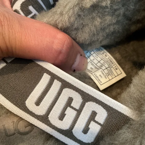 UGG Fluff Yeah Slide Sage Green Sheepskin Logo Strap Slippers Size 8 1095119 - Image 5
