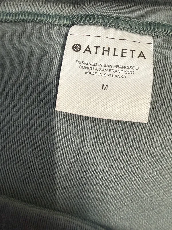Athleta women’s cinch bottom flowy top with flowy sleeves size M - Image 4