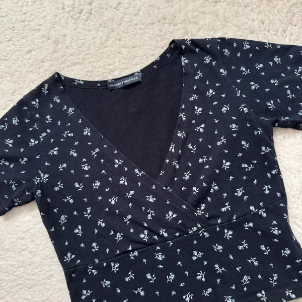 Brandy Melville blue floral crop top - Image 3