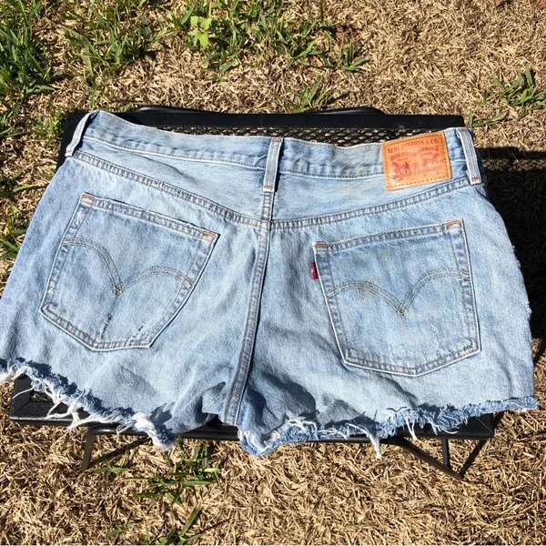 Levi's | 501 Button Fly Distressed Cut Off Short Size 33 100% Cotton - Image 8