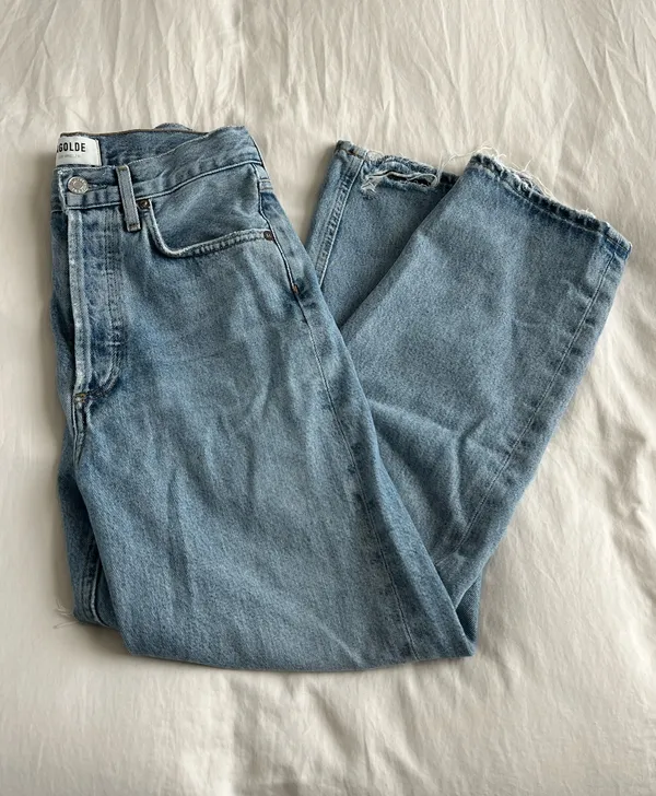 AGOLDE '90s Crop Distressed Jeans in Echo - Image 4