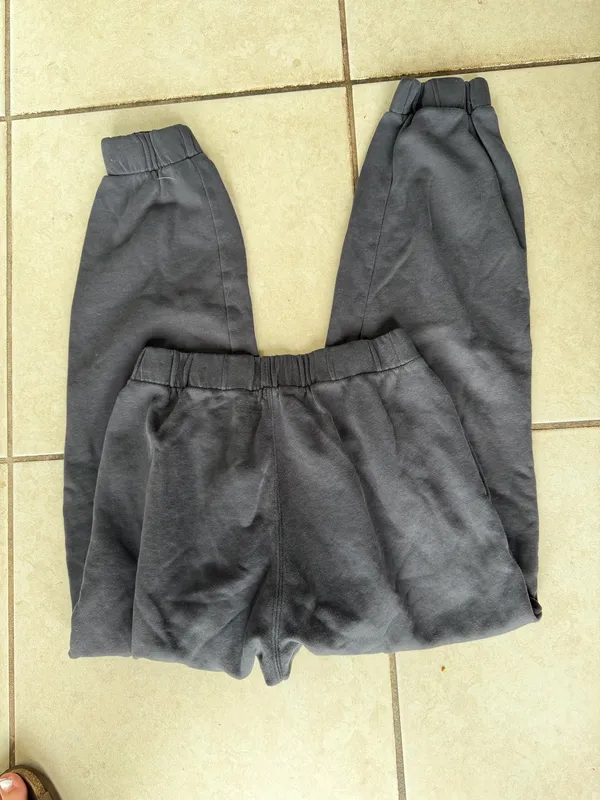 Hollister Charcoal Gray Fleece Jogger Sweatpants with Embroidered Daisy Size Small - Image 2