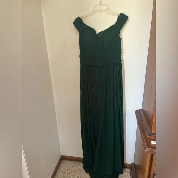 La Femme Green Off Shoulder Ruched Formal Gown Size 8 - Image 9