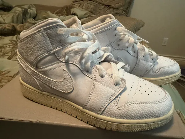 Air Jordans Jordan Retro 1 Mid - Image 2