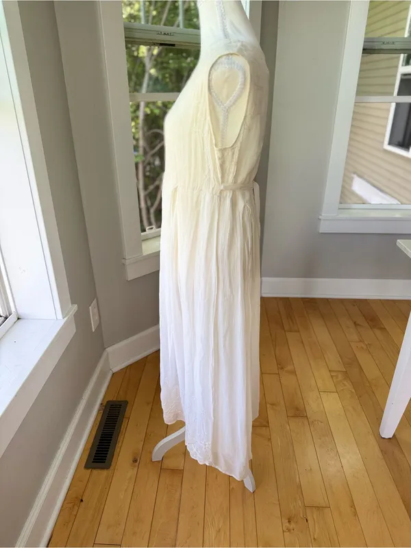Vintage Diamond Dresses Ivory Floral Embroidered Tie Back Sleeveless Maxi Dress - Image 4
