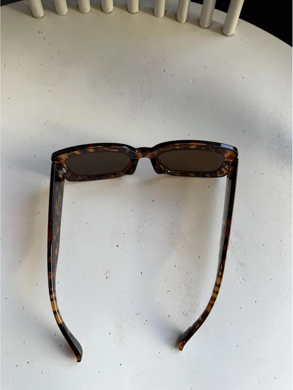 Aerie Vintage Style Tortoiseshell Rectangular Sunglasses - Image 3