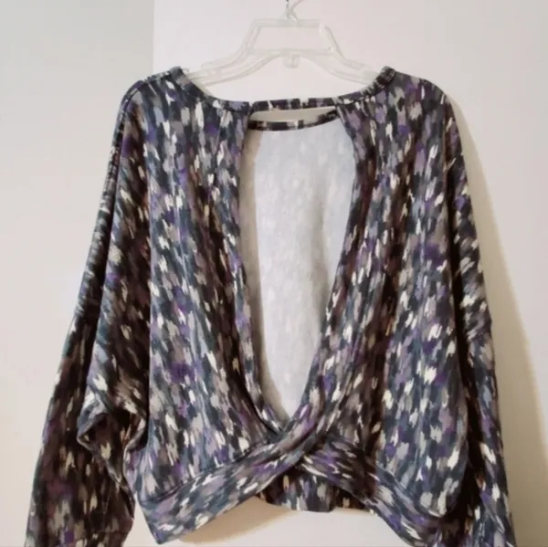 Multi colored sweater with back peek opening. - Image 4