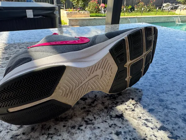 Nike Women's In-Season TR 4 training shoes in gray and pink - Image 4