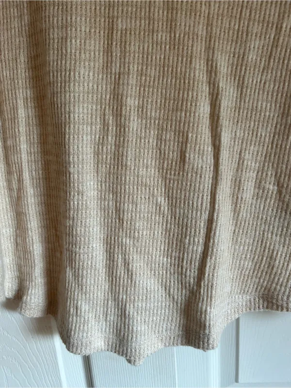 NWT America Eagle Cream Neutral Notch V neck long sleeve scoop hem top - Image 4