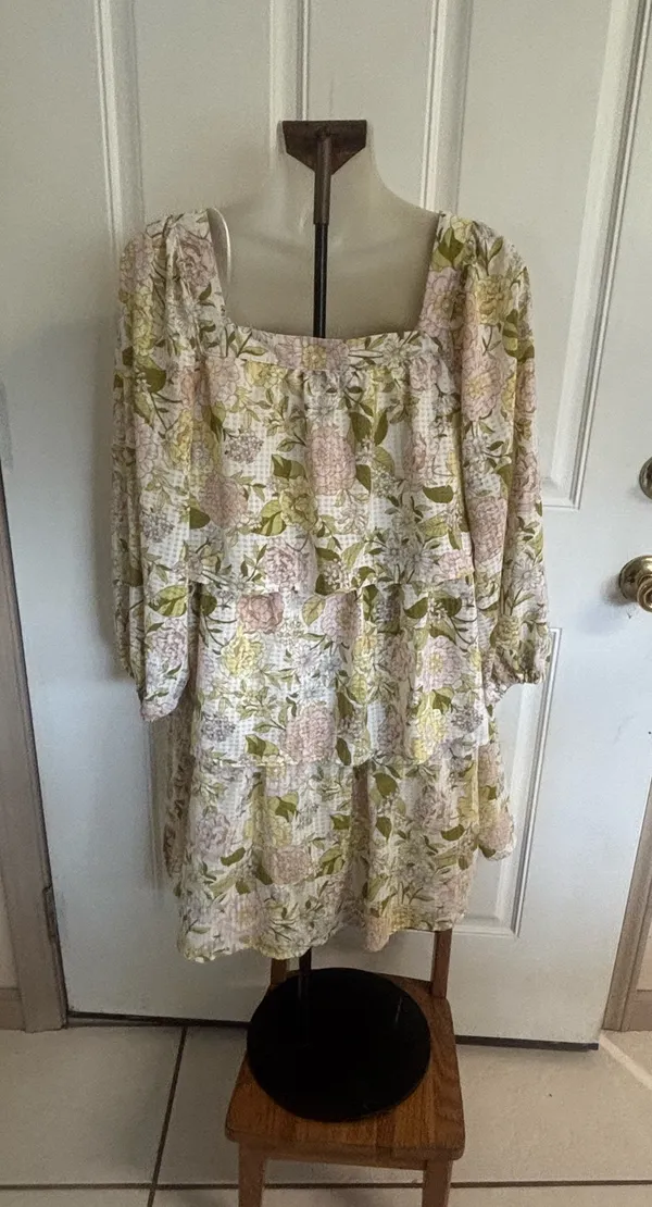 Med Who What Wear tiered white/pink floral square neck 3/4 sleeve dress. - Image 2