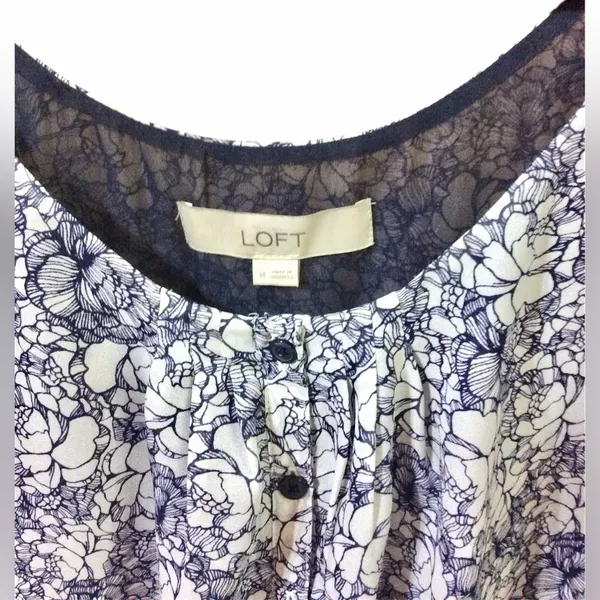 LOFT Floral Print Sleeveless Blouse with Pleated Neckline Sz SP - Image 3